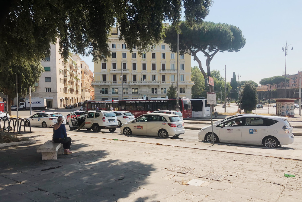 Машины городского сервиса такси, Roma Samarcanda, паркуются на оживленных улицах