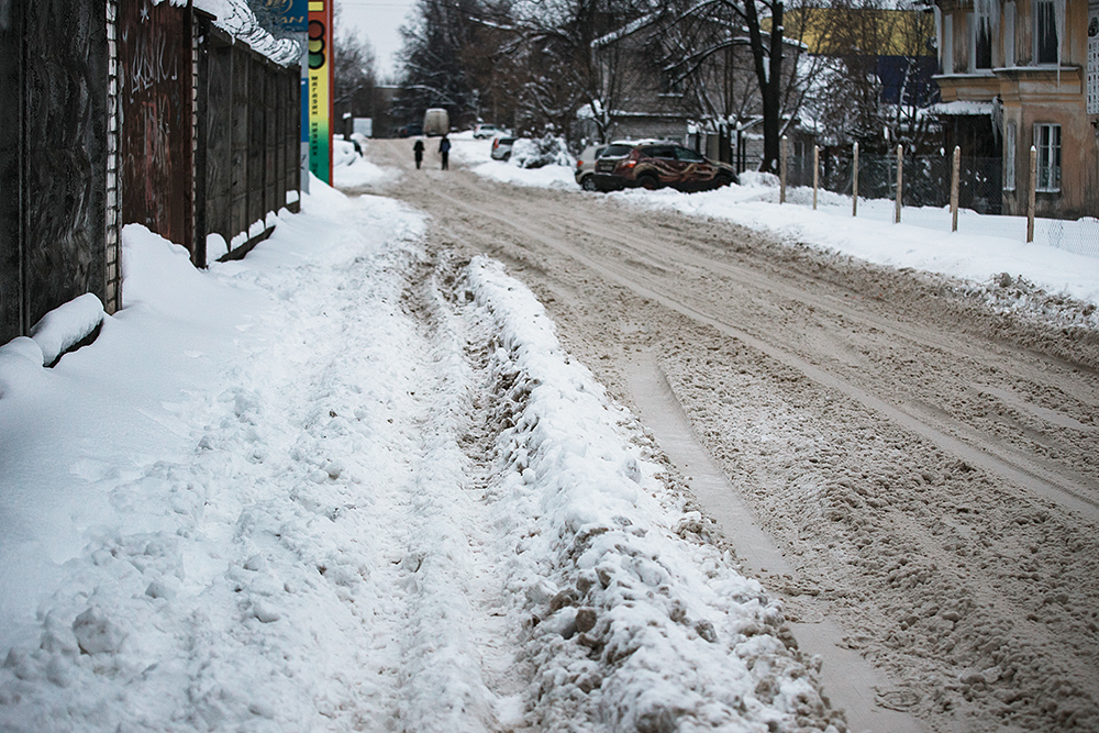 Зимой в городе могут неделями не убирать снег