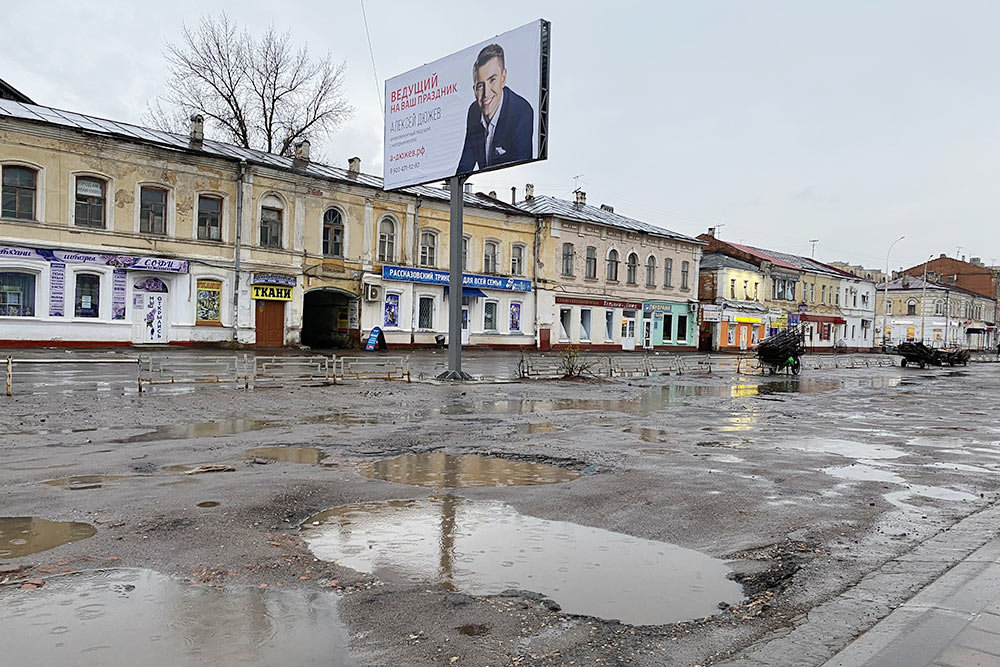 Это Коммунальная улица, днем тут стоят торговые палатки. Одну половину отреставрировали, а другая пока выглядит так