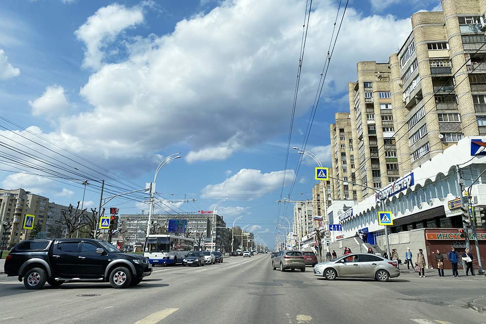 Даже на центральной Советской улице можно увидеть залатанные дыры