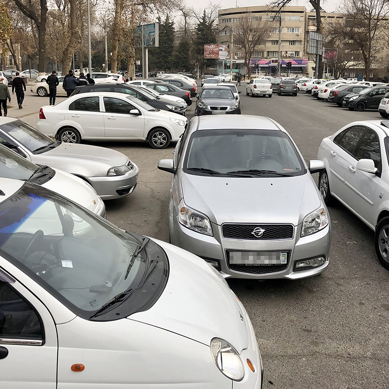 Парковка по⁠-⁠ташкентски. Все машины на фото, кроме одной, припаркованы. И обратите внимание на цвет машин