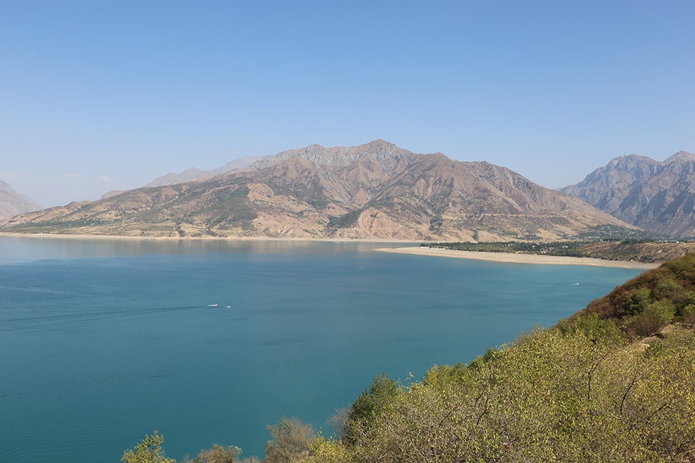 Это Чарвакское водохранилище, где местные купаются летом