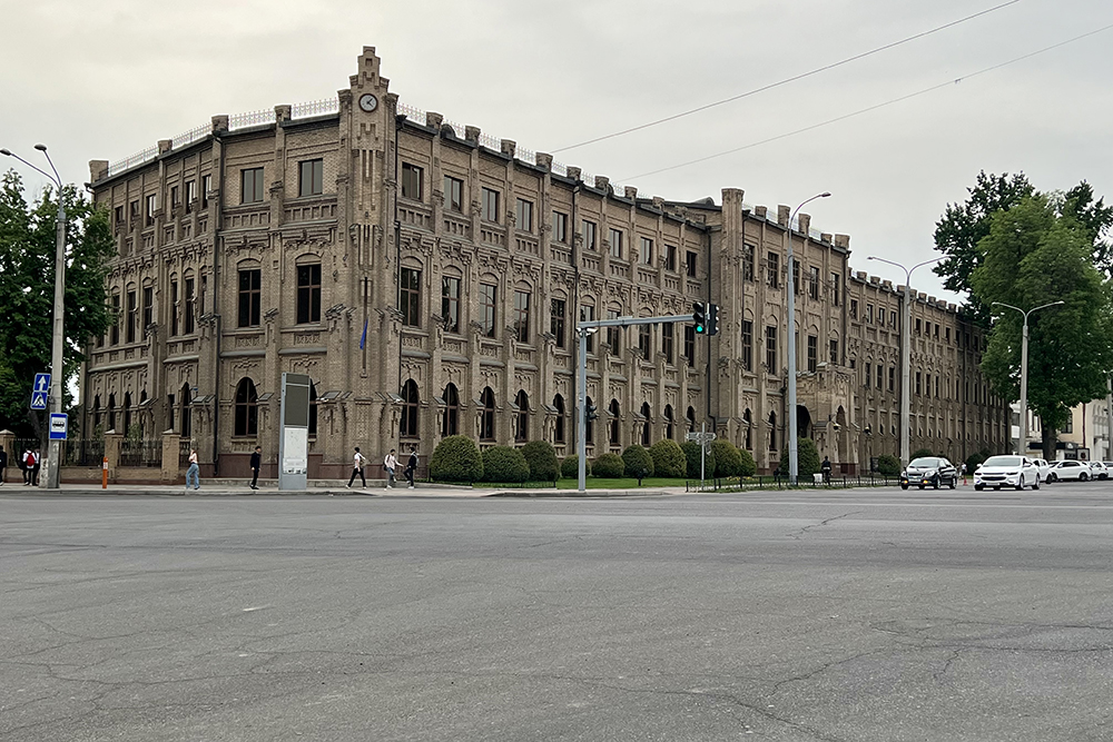 Здание Вестминстерского университета в центре Ташкента