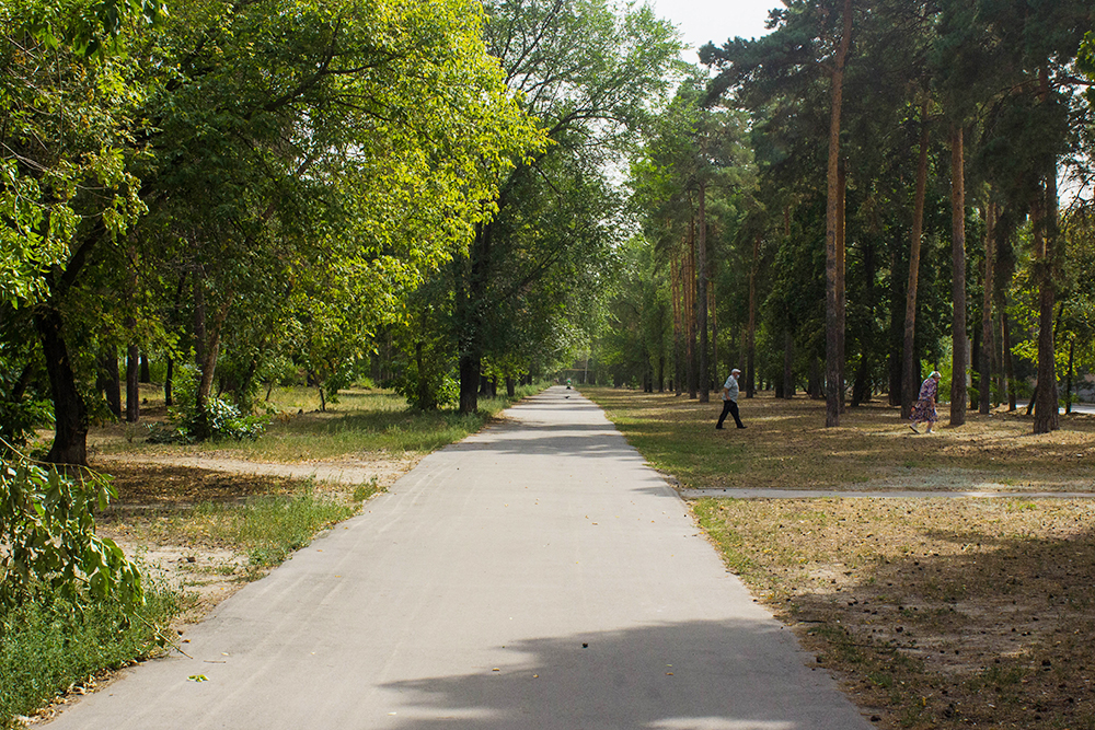 В городе много скверов, где есть такие прогулочные зоны. На первый взгляд и не скажешь, что они находятся в промышленном городе