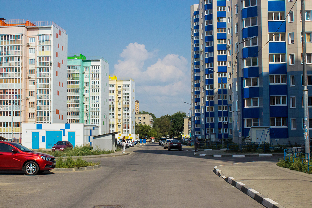 Цветные фасады выделяются на фоне старой части города