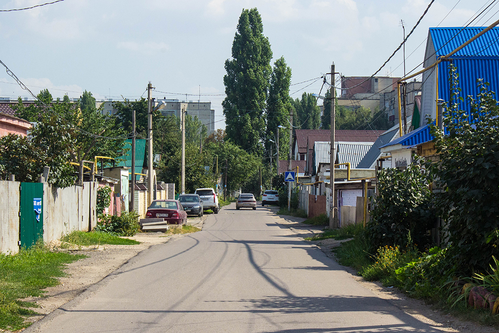 Это не окраина города. Снимок сделан неподалеку от ТЦ «Ноябрьский», здесь частный сектор сменяют девятиэтажки