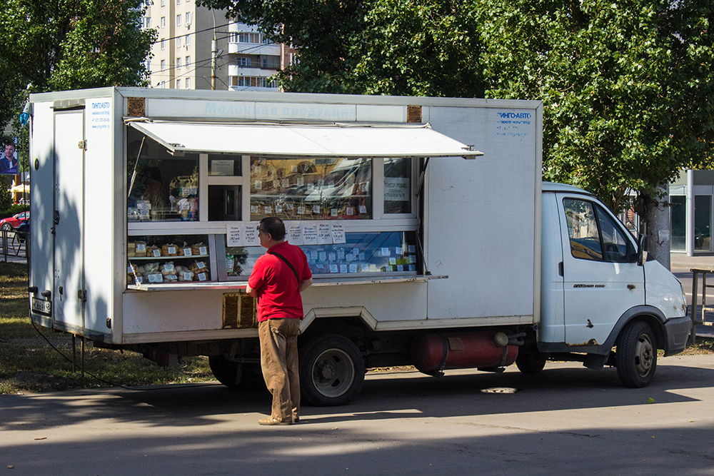 В подобных фургонах можно купить молочную продукцию и кондитерские изделия