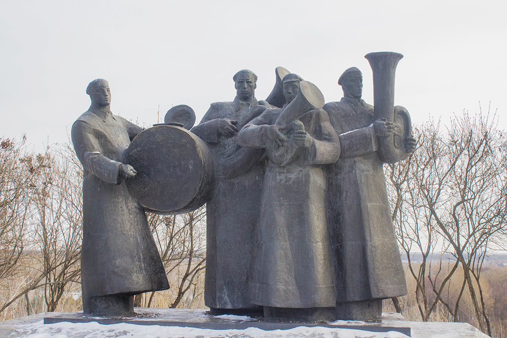 Памятник «Медные трубы». Сложно сказать, чем он напоминает ливерпульскую четверку, но в народе прочно укоренилась ассоциация с группой «Битлз»