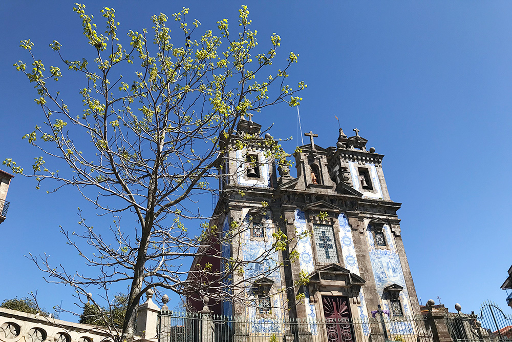 И бело-синяя церковь Igreja da Santíssima Trindade