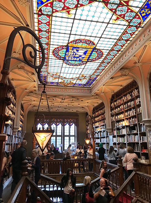 Книжный магазин Livraria Lello, в котором снимали Гарри Поттера. Вход стоит 5 € (455 ₽)