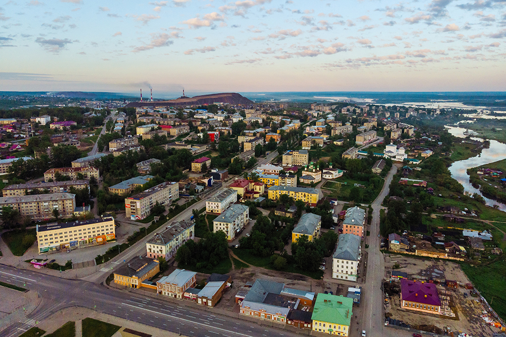 Вид на центральный перекресток города. Вдали виднеются солеотвалы и трубы «Уралкалия». Фото: Алексей Антропов