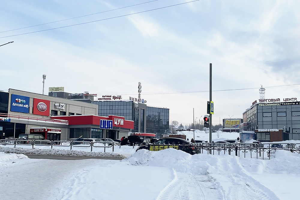 ТЦ в центре города. В местном ЦУМе находятся маленькие магазинчики с одеждой, косметикой, салоны сотовой связи «Мегафон», «МТС» и «Теле-2», на цокольном этаже — «Детский мир»