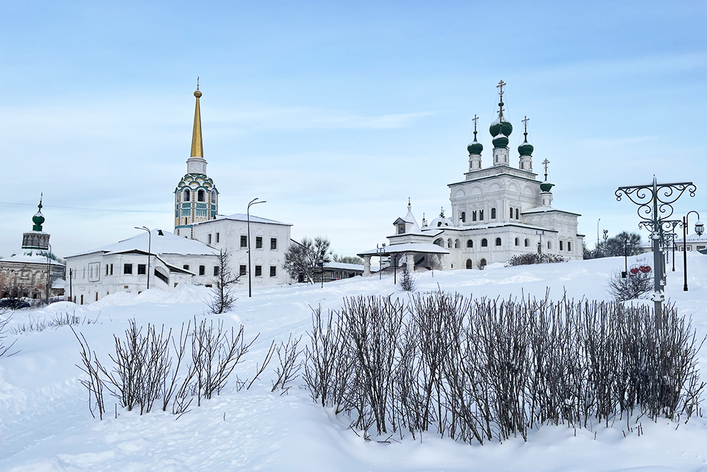 Вид на Крестовоздвиженский собор, Воскресенскую церковь, соборную колокольню и Свято⁠-⁠Троицкий собор. У Воскресенской церкви раньше было пять куполов и колокольня, сейчас на храм она не очень похожа. Внутри находится галерея домовой росписи