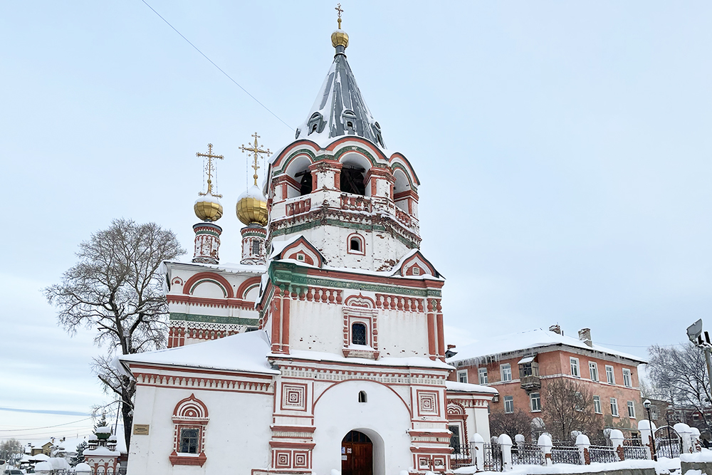 Богоявленская церковь основана в 1687 году. Внутри находится четырехъярусный иконостас с резьбой в стиле барокко, образцы храмовой деревянной скульптуры и икона Николая Чудотворца. По легенде, ее подарил городу Иван Грозный