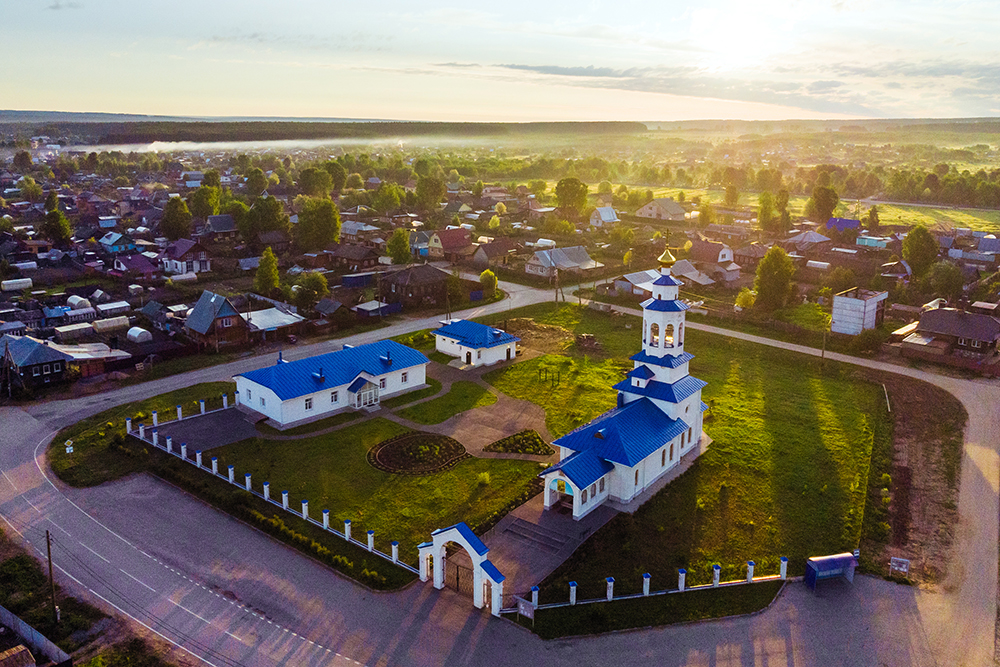 Частные дома в Боровой и церковь Рождества Пресвятой Богородицы. Фото: Алексей Антропов