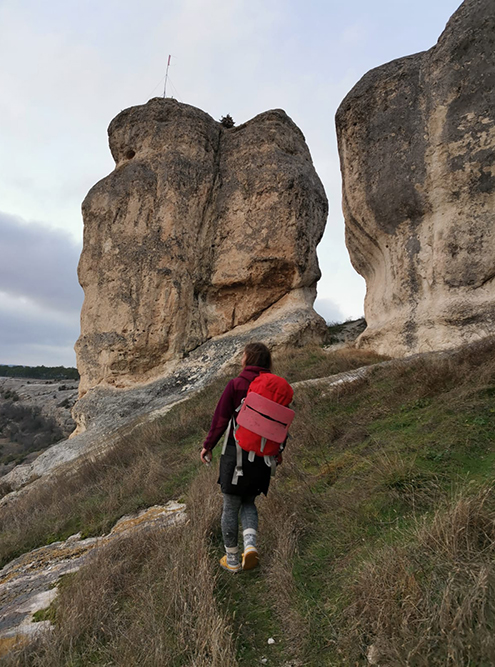 В такой рюкзак удается сложить вещи и еду на два дня, а снаружи можно прикрепить палатку и коврик. Здесь, правда, идем не в поход, а просто на скалы