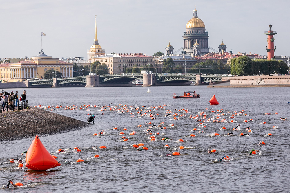 Вместе со мной по холодной Неве плыли сотни смельчаков