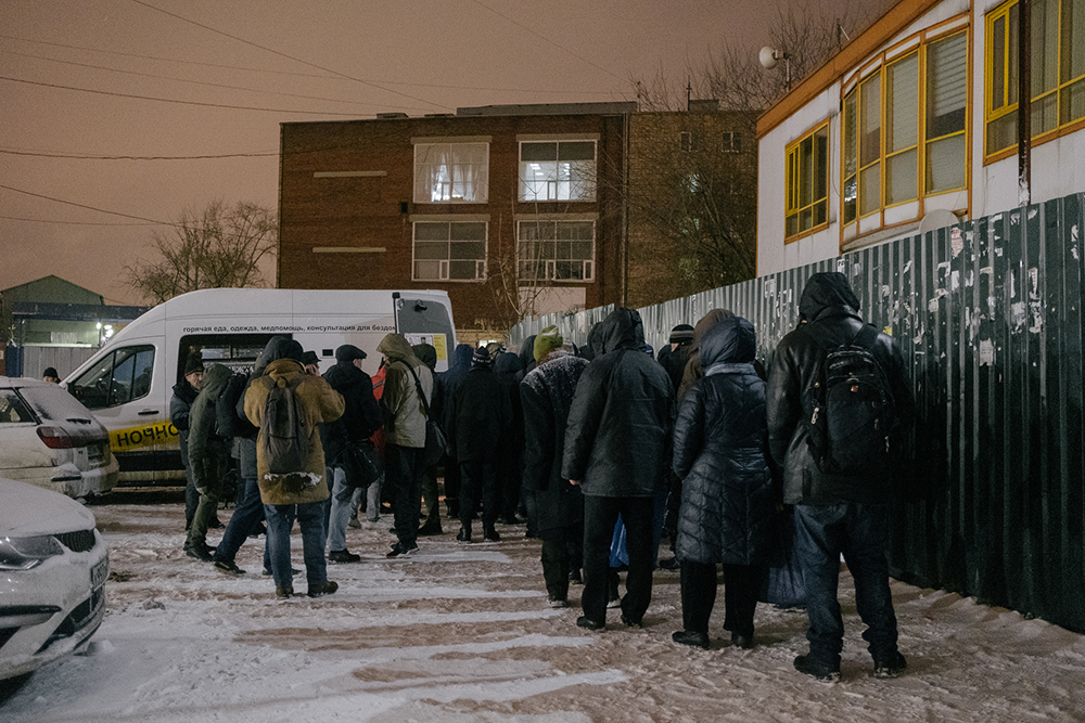 Автобус ходит в обеих столицах ежедневно по будням