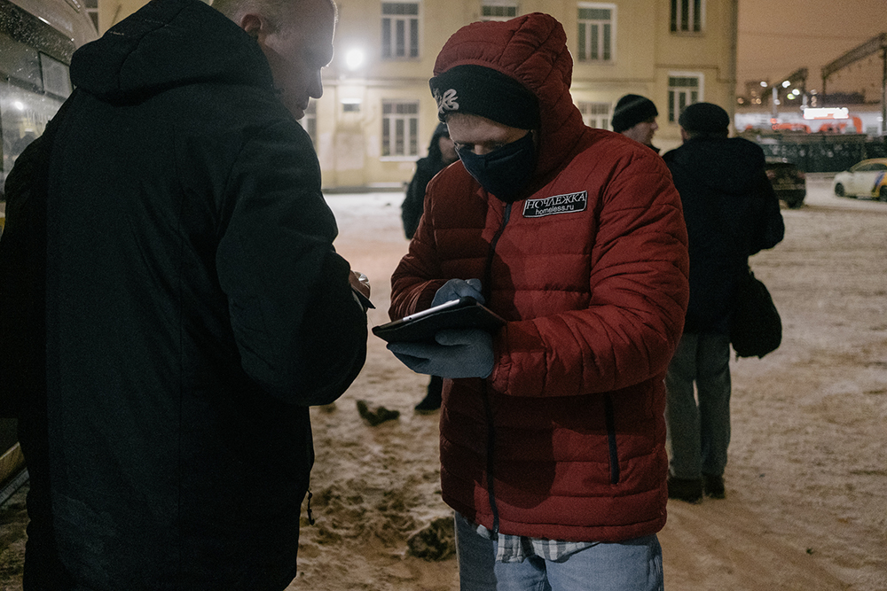 Во время каждого из рейсов водитель рассказывает бездомным людям о «Консультационной службе», где нуждающиеся могут бесплатно получить помощь профессионалов