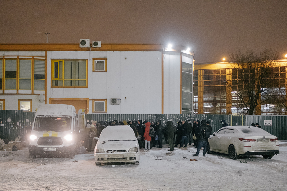 На выезды «Ночного автобуса» приходят не только бездомные люди, но и малоимущие одинокие пенсионеры, временно безработные люди, многодетные семьи