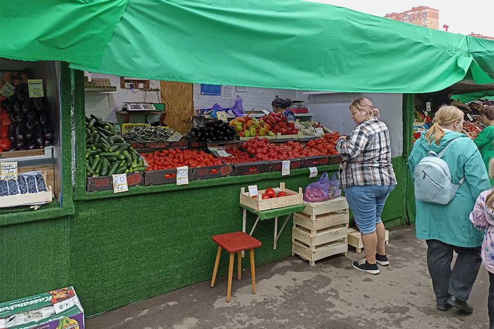 На уличном рынке десятки таких палаток