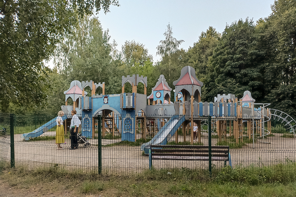 Рядом находится старый городок для детей. Каждый год его перекрашивают