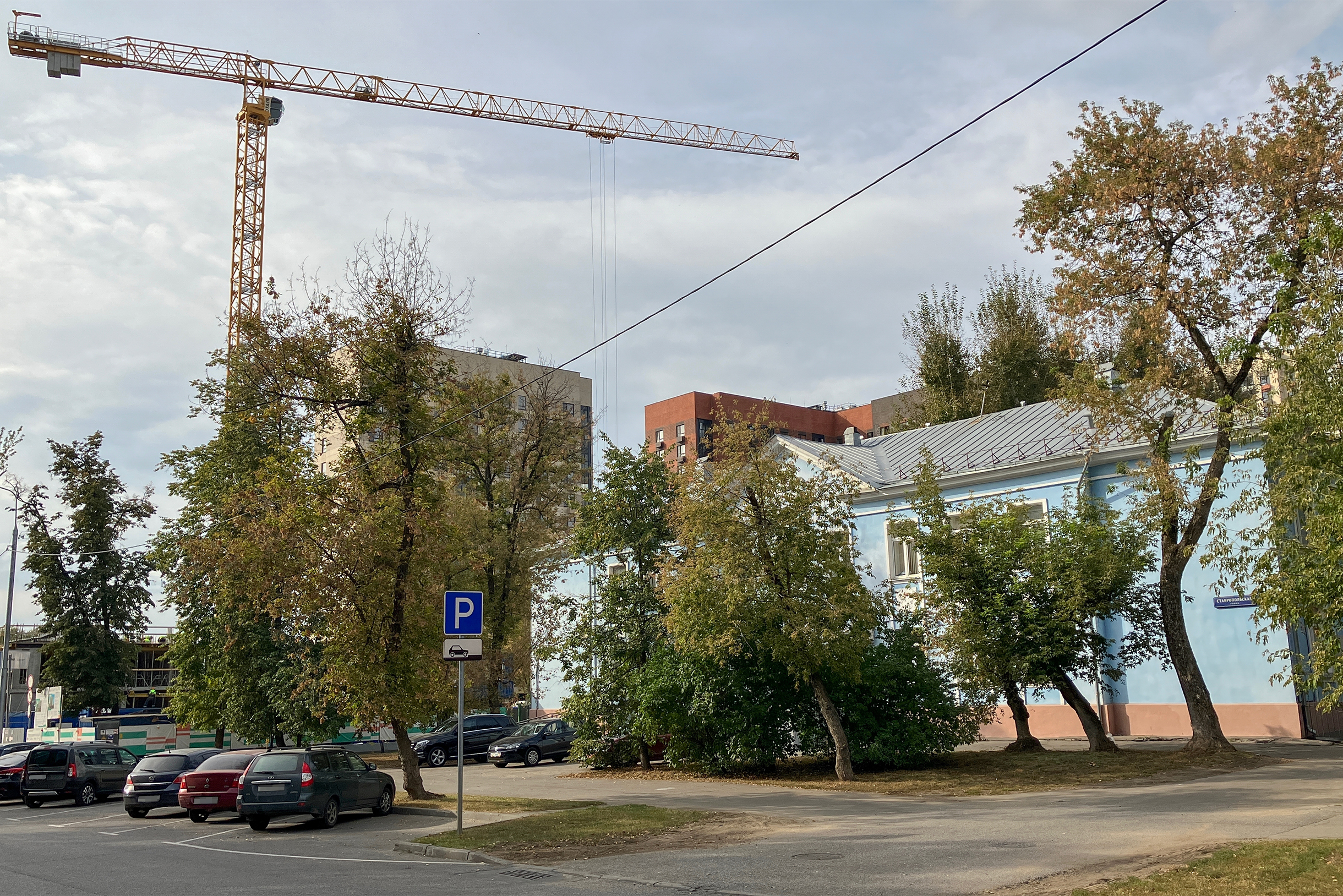 На мой взгляд, современные дома на месте старых пятиэтажек омолаживают наш старый район