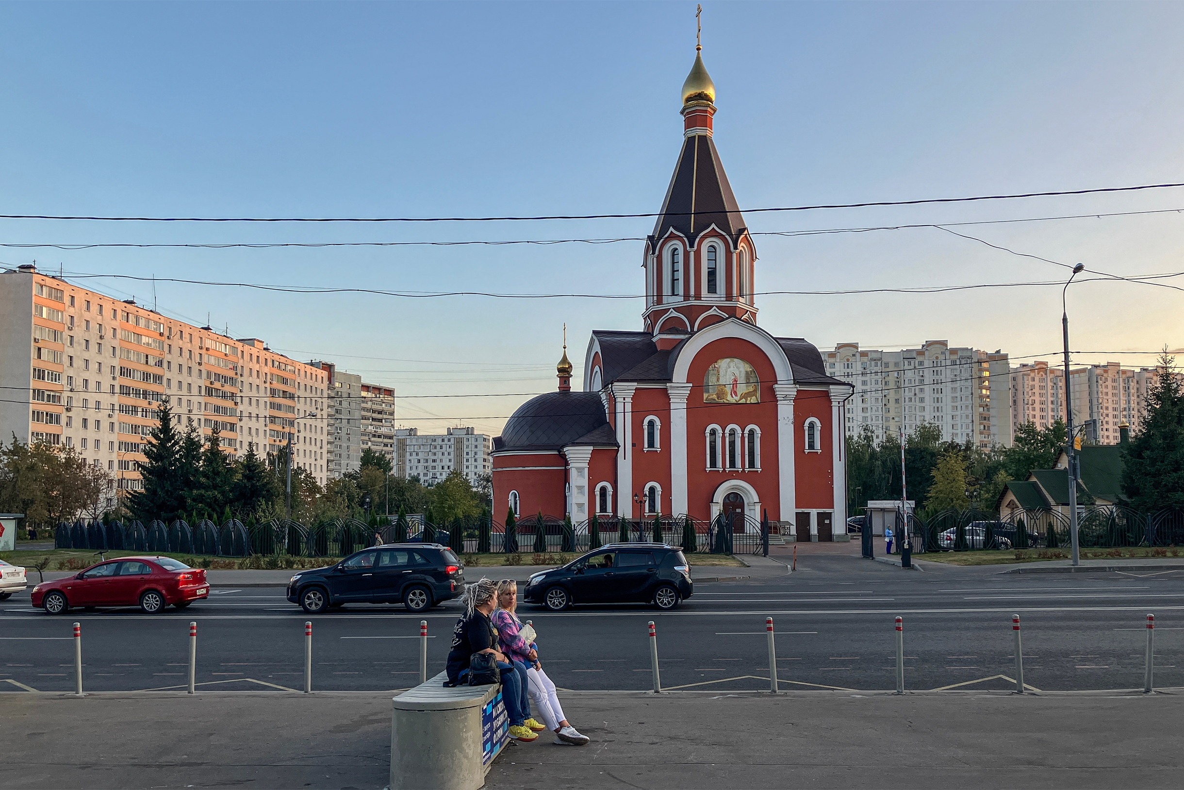 При храме работает воскресная школа и молодежный клуб