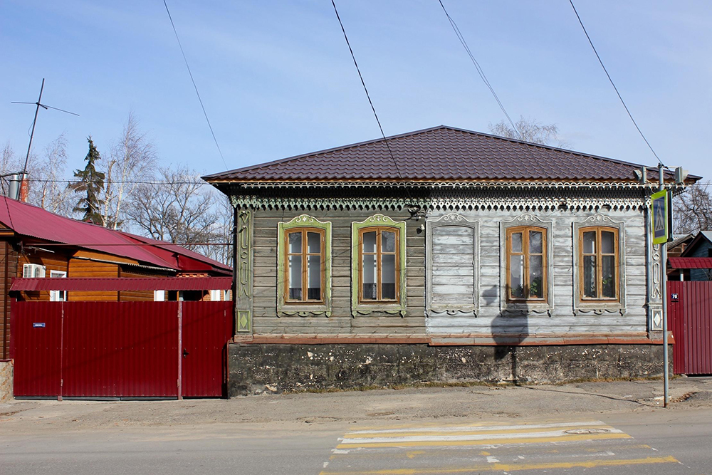 В Ельце фонд помогал собирать средства на реставрацию дома купцов Поваляевых и на замену металлических ворот, которые соединяют господский дом и флигель. Часть денег пошла на строительство деревянных ворот, созданных по аналогии с сохранившимися в городе образцами, а также на восстановление резьбы фасада. Фото до