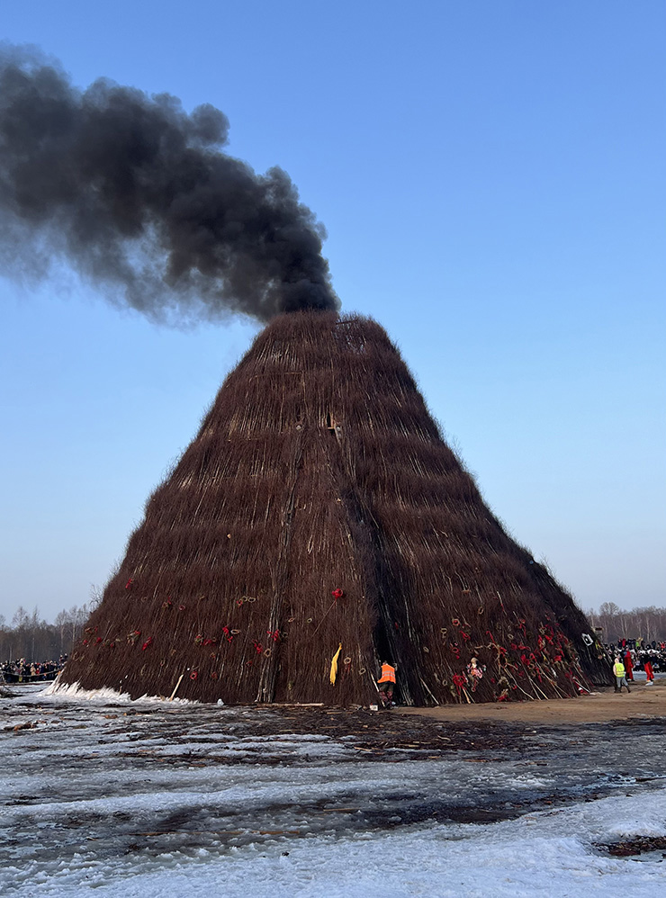 Начало сожжения — дым, имитирующий извержение вулкана