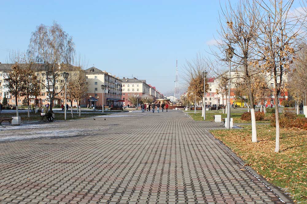 Центральный проспект города — Коммунистический. Начинается памятником Ленина, заканчивается площадью Весенней и дворцом культуры «Распадский»