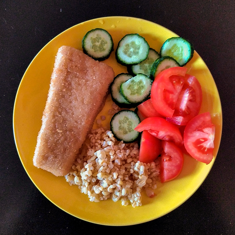 Ужин: рыбный треугольник с булгуром и овощами