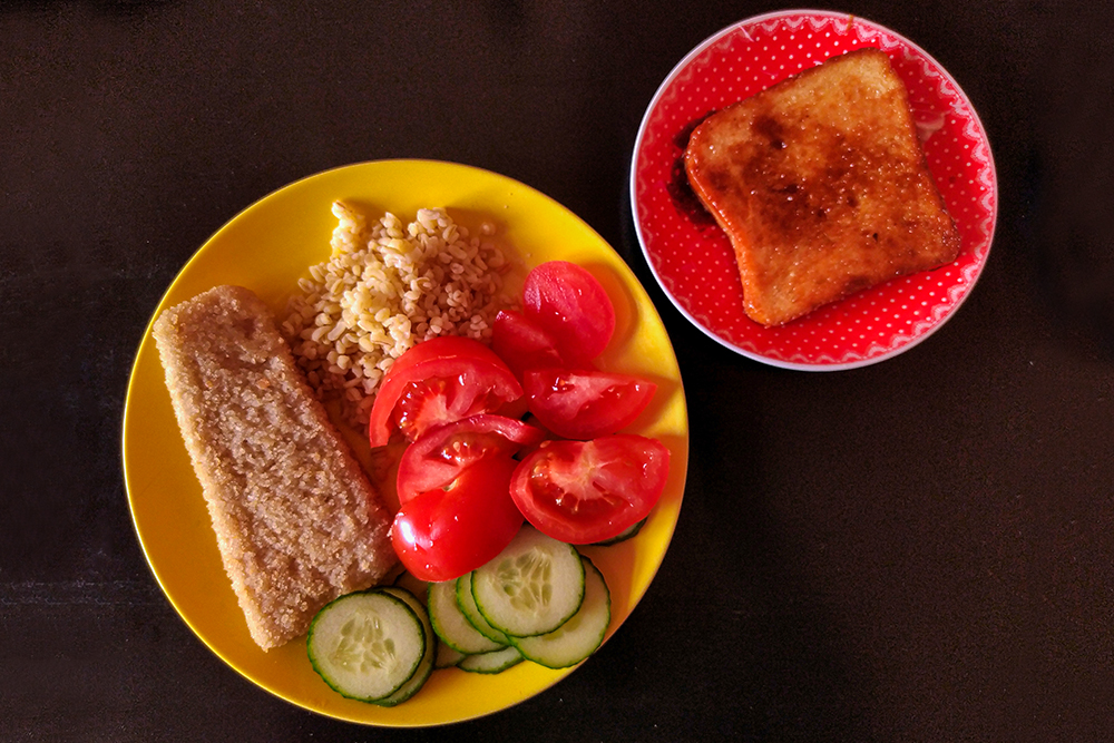 Полдник: рыбный треугольник с булгуром и овощами, карамелизированный тост