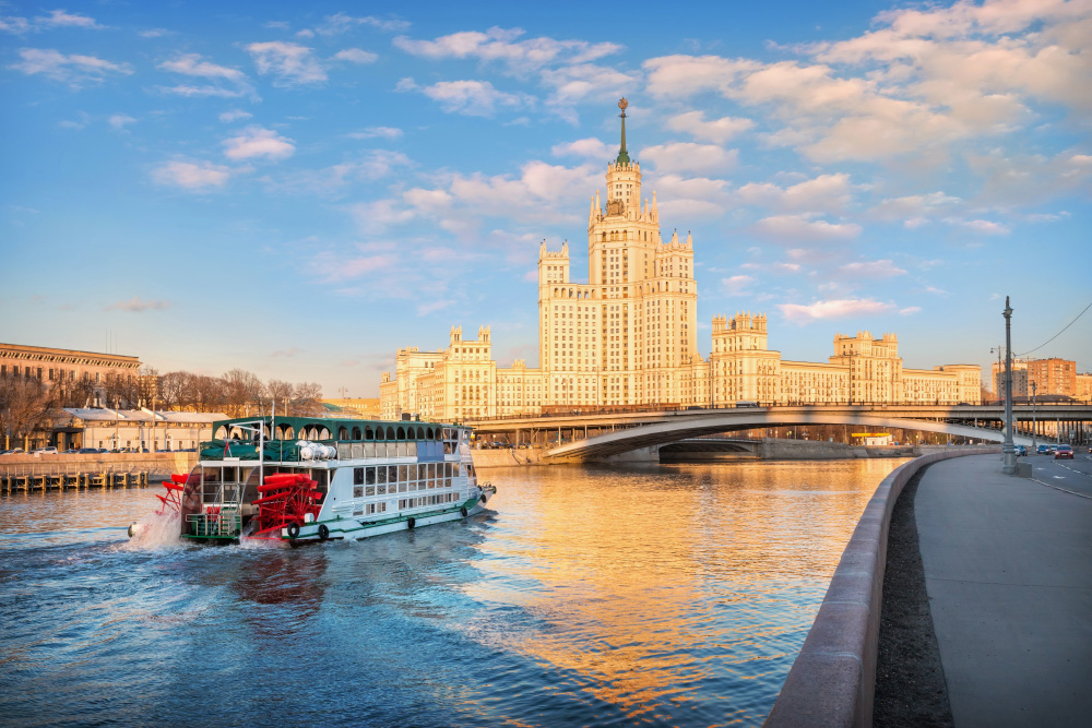 В высотке на Котельнической набережной 32 этажа и 700 квартир. Фотография: Baturina Yuliya / Shutterstock / FOTODOM