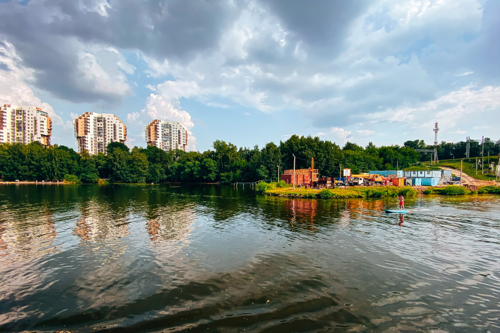 Такие виды открывались с борта теплохода во время прогулки по водохранилищу