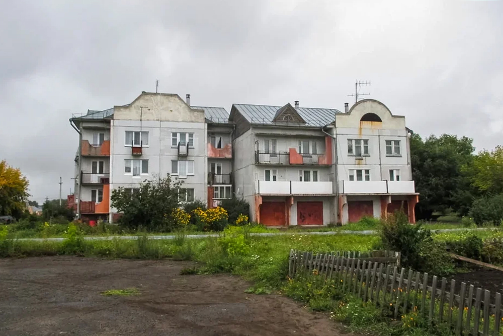 Первую ночь мы провели в квартире нашего друга, а вторую — в небольшой деревне Азово около Омска, у случайного знакомого. Там есть дом немецкой постройки. Очень непривычно было видеть такое в обычной деревне