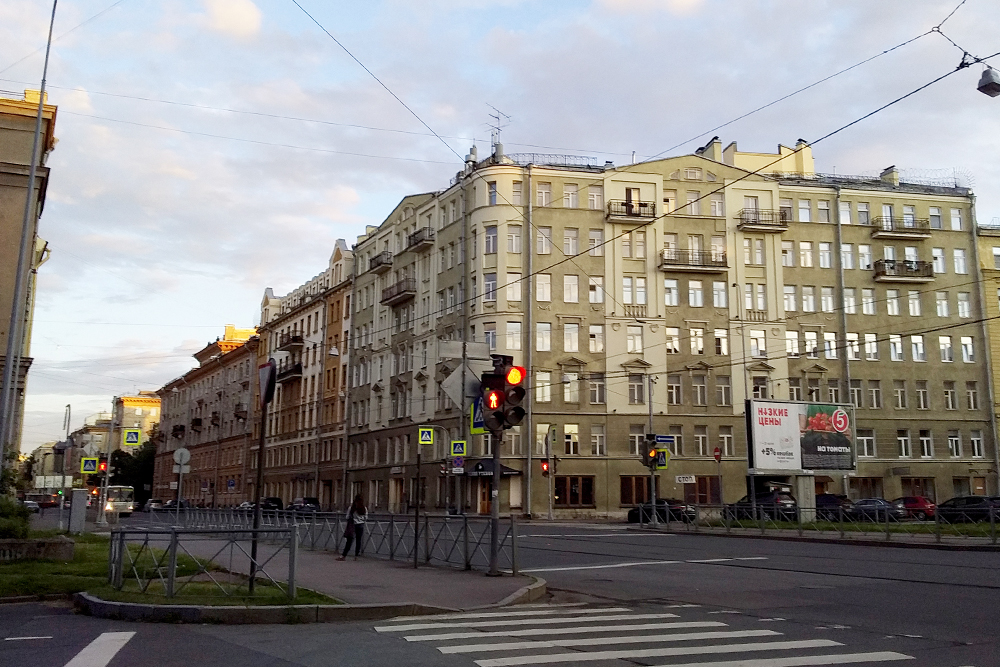 Вот в таком районе мы жили первое время. Погода была не очень: ветер и прохладно