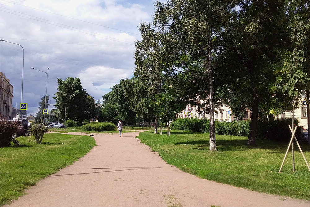 Нас порадовало, что в Питере очень много парков. Это один из них на Васильевском острове