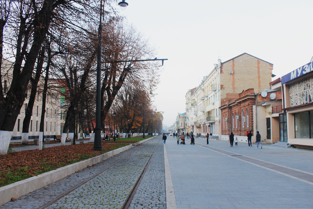 Мне кажется, проспект Мира — самая красивая улица города. По ней ходят пешеходы и ездят трамваи