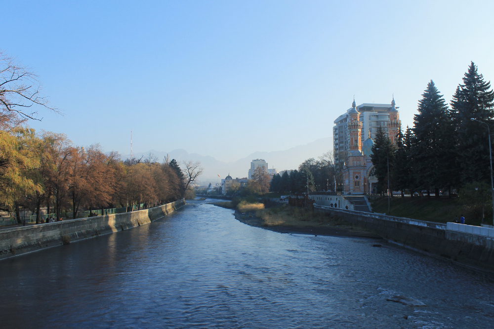 Вид на суннитскую мечеть с моста Кладки