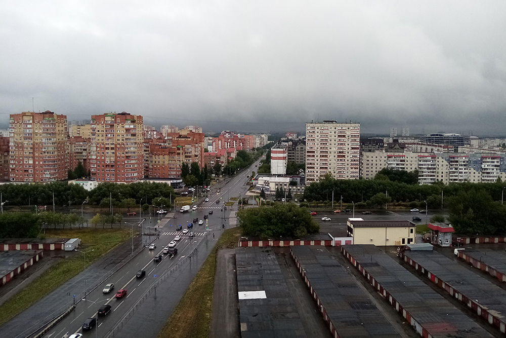 Из окон 15⁠-⁠го этажа открывается красивый вид, но без замков на них страшно за детей