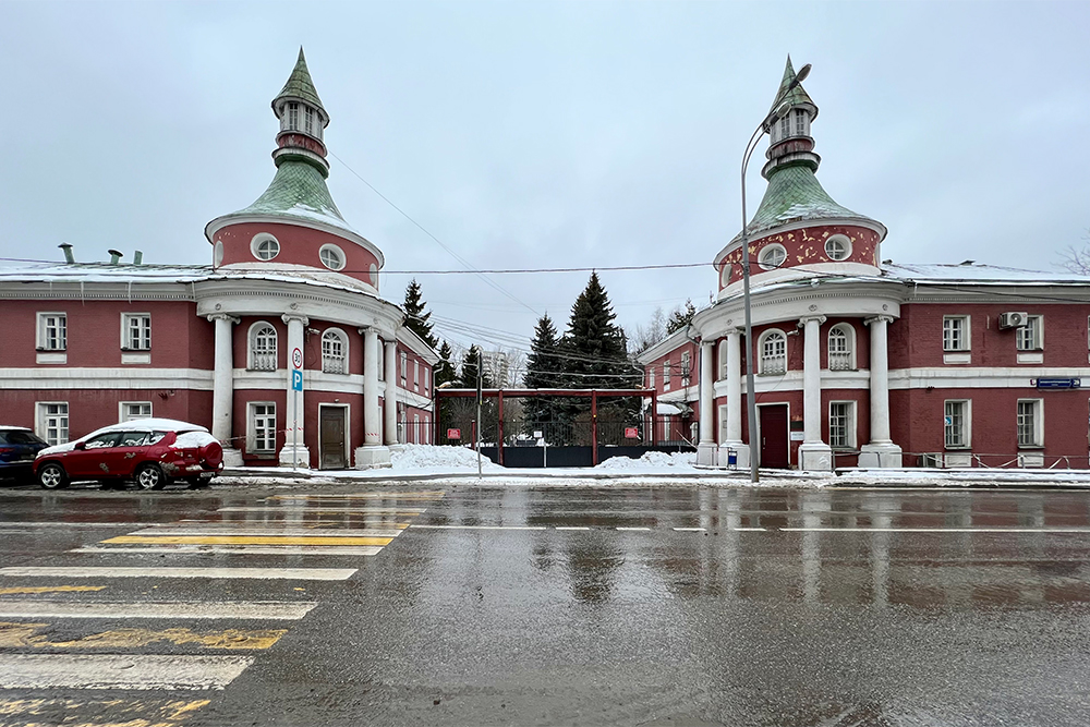 Большая Черемушкинская улица разделяет усадьбу и два района. Большую часть усадьбы занимает сейчас Институт теоретической и экспериментальной физики, и обычным людям туда не попасть: вход только для сотрудников института. Источник: moskva.pictures