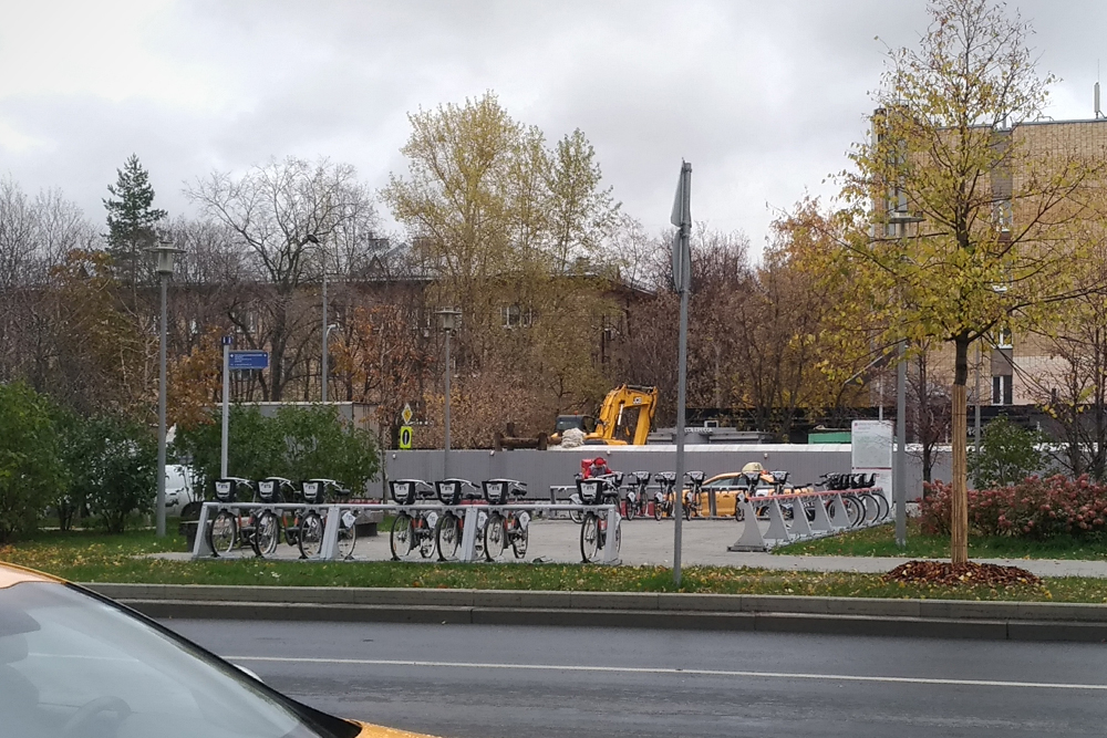 Одна из станций велопроката — их много в районе, так что брать абонемент удобно