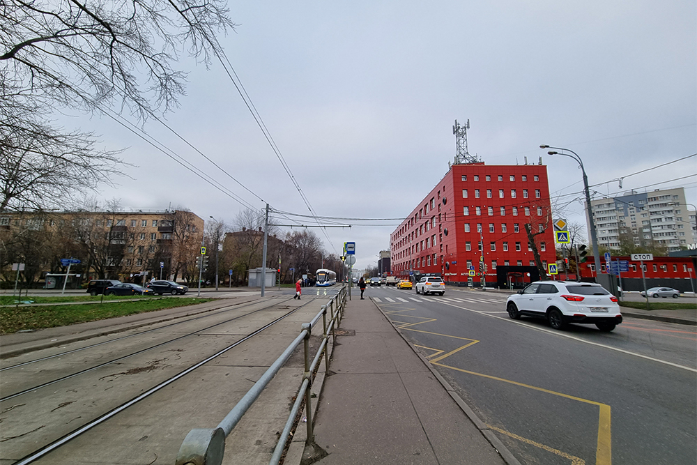 В этом бизнес-центре на Большой Черемушкинской, 13/17 я работала, когда приехала в Москву. Это здание бывшей швейной фабрики «Москва», только вместо фабрики сейчас офисы компаний. Коллеги называли бизнес-центр ПШО — производственное швейное объединение, хотя о фабрике напоминали разве что высокие потолки