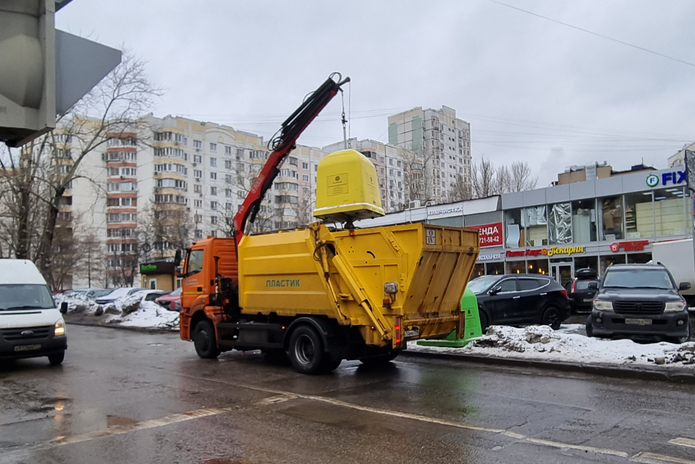 Содержимое контейнеров для вторсырья забирает отдельная машина, так что я им доверяю