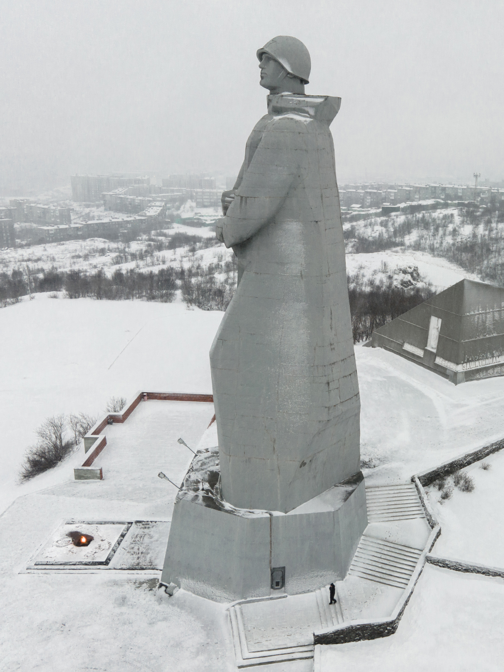 Проходящий рядом с Алешей человек кажется совсем крошечным