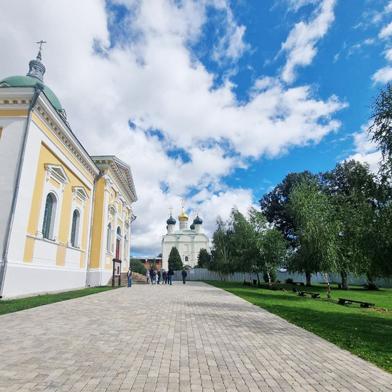 Территория кремля очень чистая и ухоженная