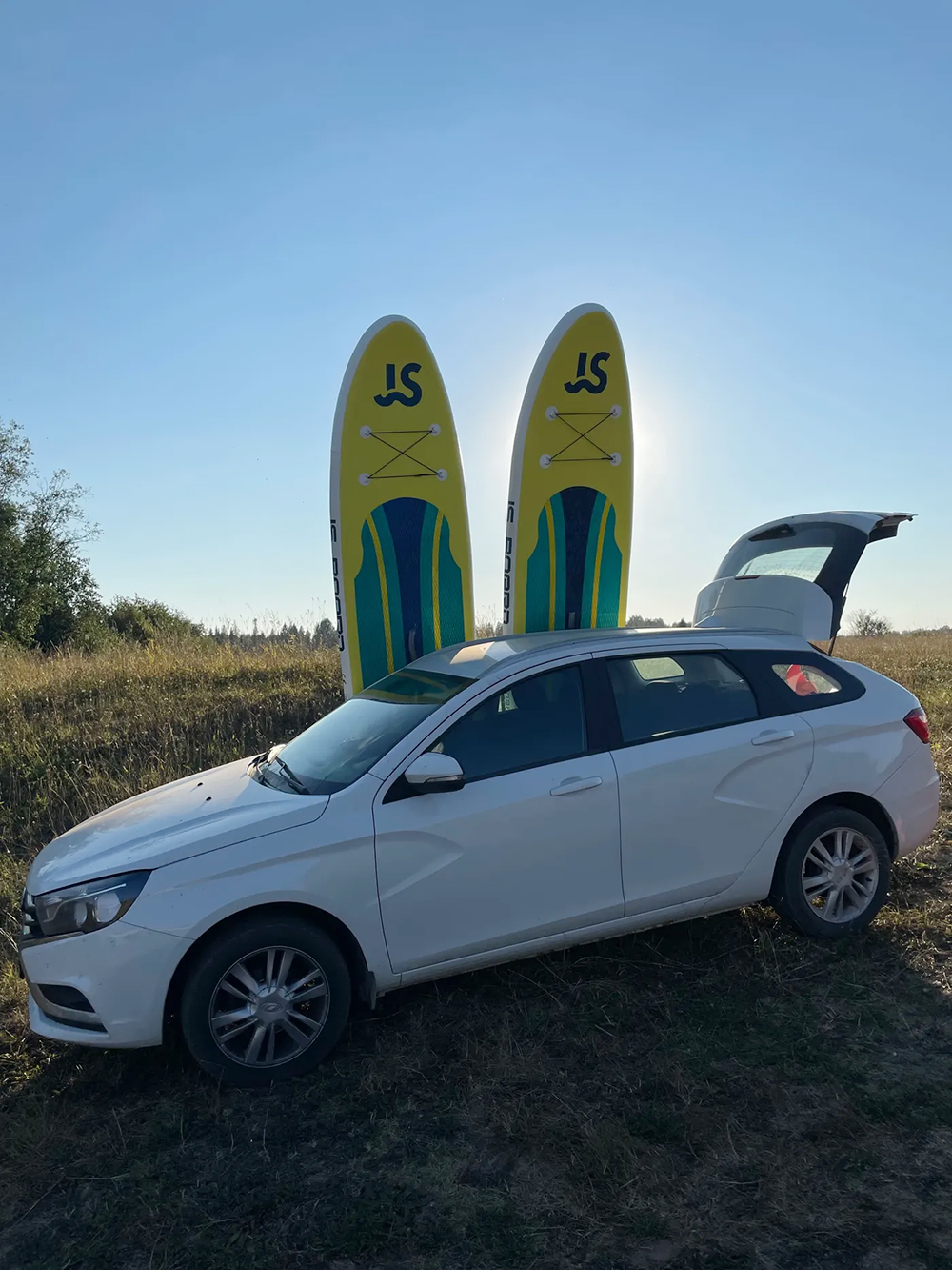 В багажник Lada Vesta SW умещаются два сложенных сап-борда, и еще остается куча места