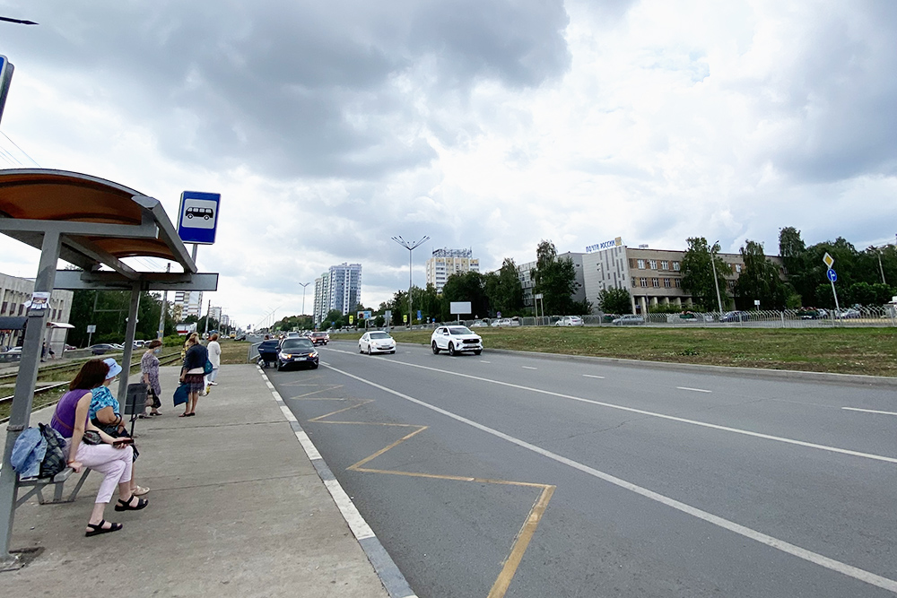 Это проспект Мусы Джалиля — почти самое начало города. Он плавно переходит в Набережночелнинский, а тот — в проспект Мира. В целом получается один длинный проспект, который идет через весь город. При отсутствии пробок его можно проехать за 25 минут