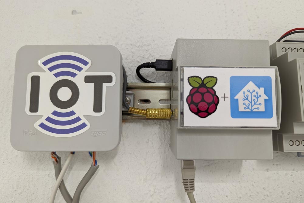 Это микрокомпьютер Raspberry Pi и внешний усилитель для колонок. Так выглядит самый простой вариант системы умного звука